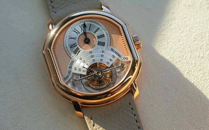 Đồng hồ Daniel Roth Tourbillon Souscription bằng vàng vàng (trái) và mẫu vàng hồng mới (phải)