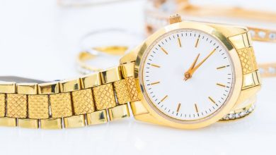 đồng hồ màu vàng