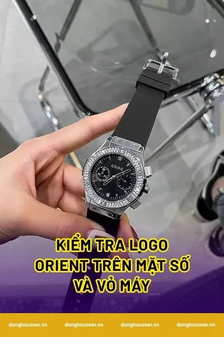 Kiểm tra logo Orient trên mặt số và vỏ máy